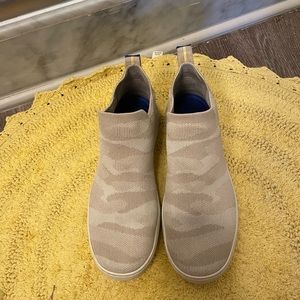 Rothy’s Chelsea Bootie in Tan Camo